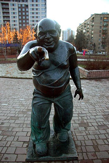 Памятник Евгению Леонову в роли Доцента. Москва