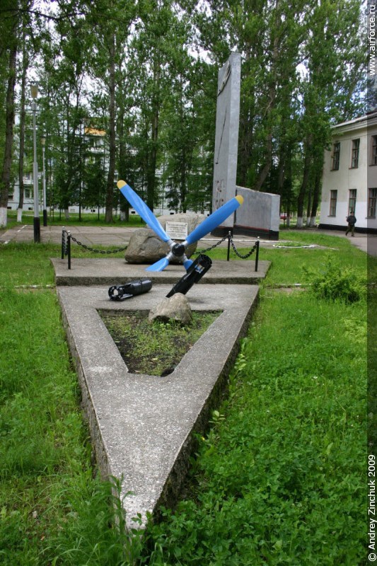 Памятник погибшим лётчикам. Сольцы