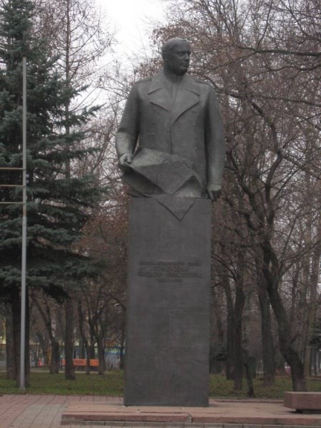 Памятник Ф. Толбухину. Ярославль