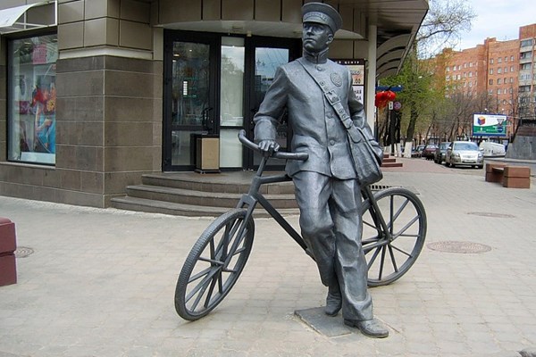 Памятник мечтающему почтальону. Нижний Новгород