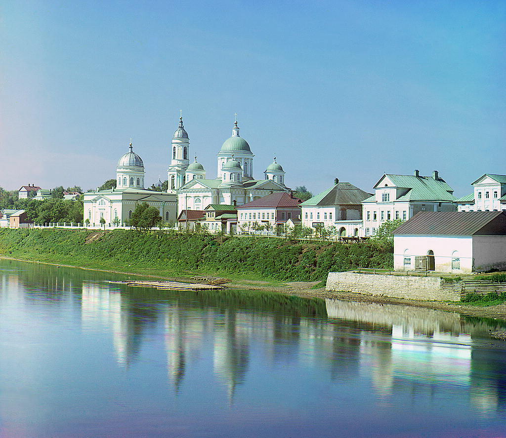 Торжок. Воскресенский женский монастырь с правого берега р. Тверцы. 1910 год.