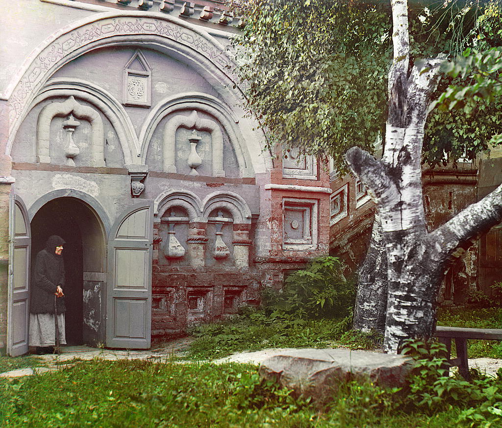 Кострома. Во дворе церкви Воскресения. 1910 год.
