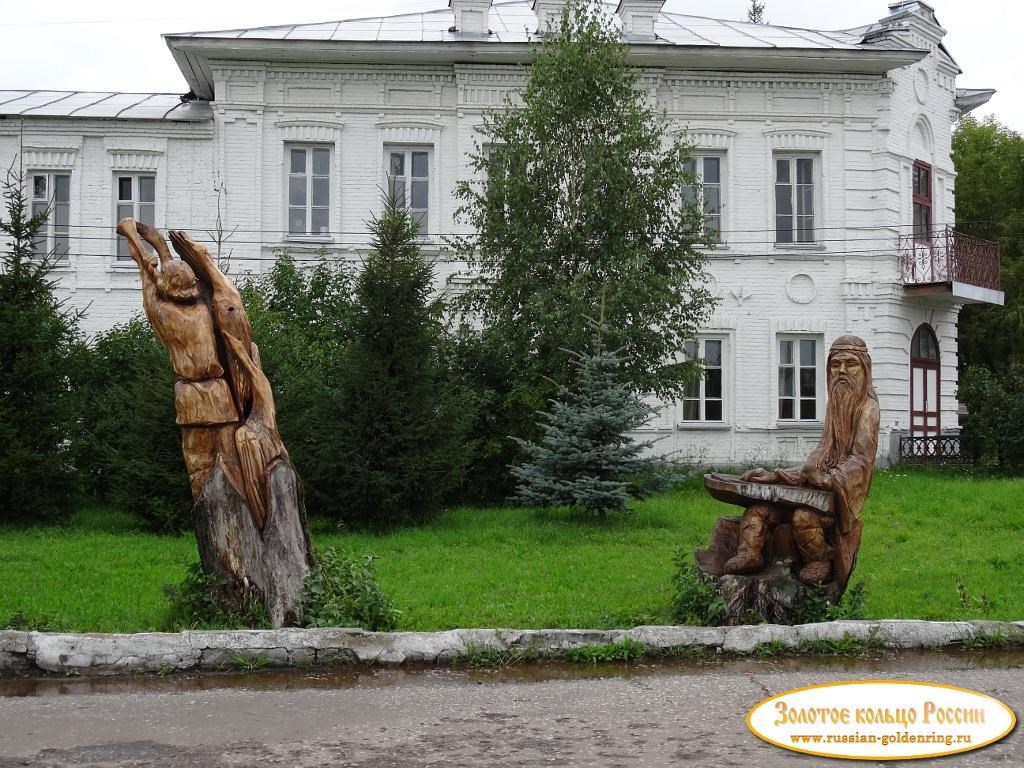 Скульптуры из стволов деревьев. Буй