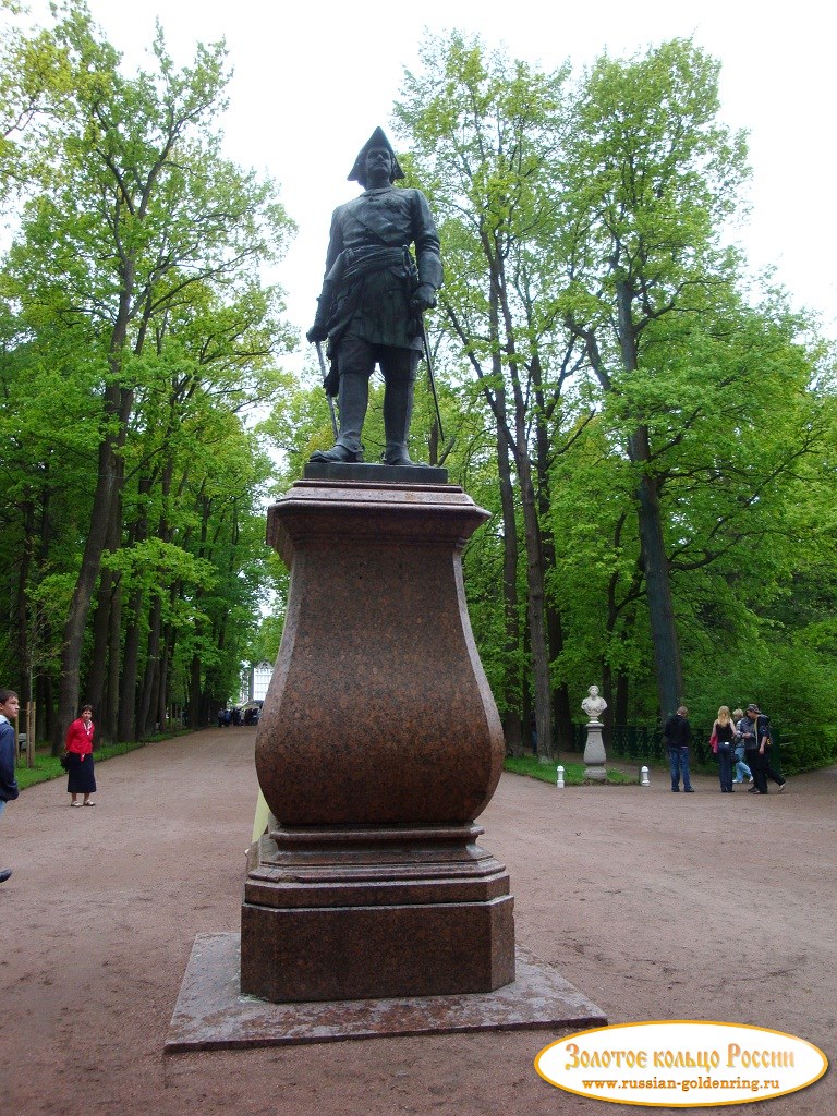 Памятник Петру I (Нижний парк Петергофа). Санкт-Петербург
