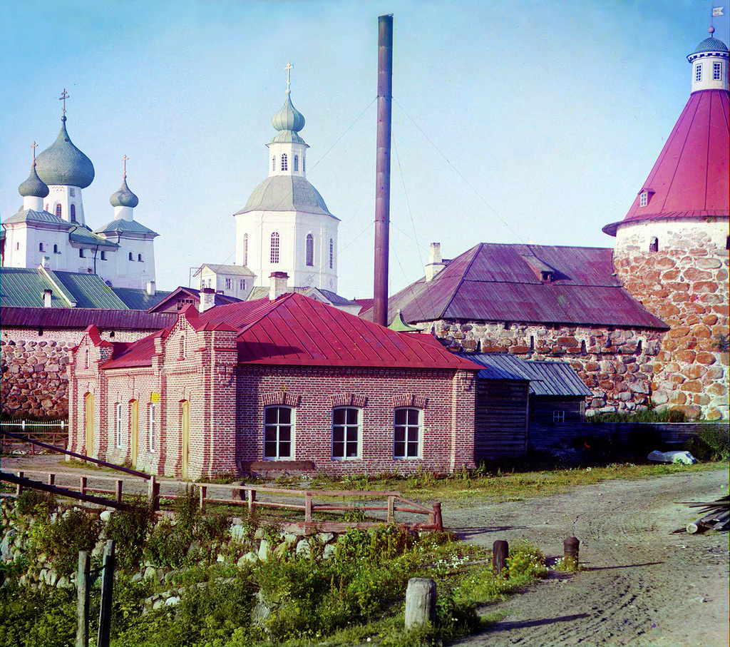 Кемь. Троицкий собор и эл. станция вид сбоку (Соловецкий монастырь, Соловецкие острова). 1915 год.