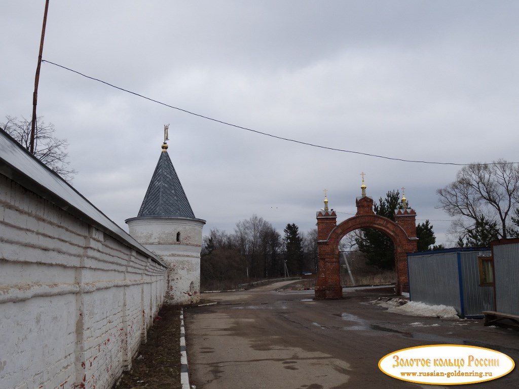 Ферапонтов Лужецкий Можайский монастырь. Возле восточной стены