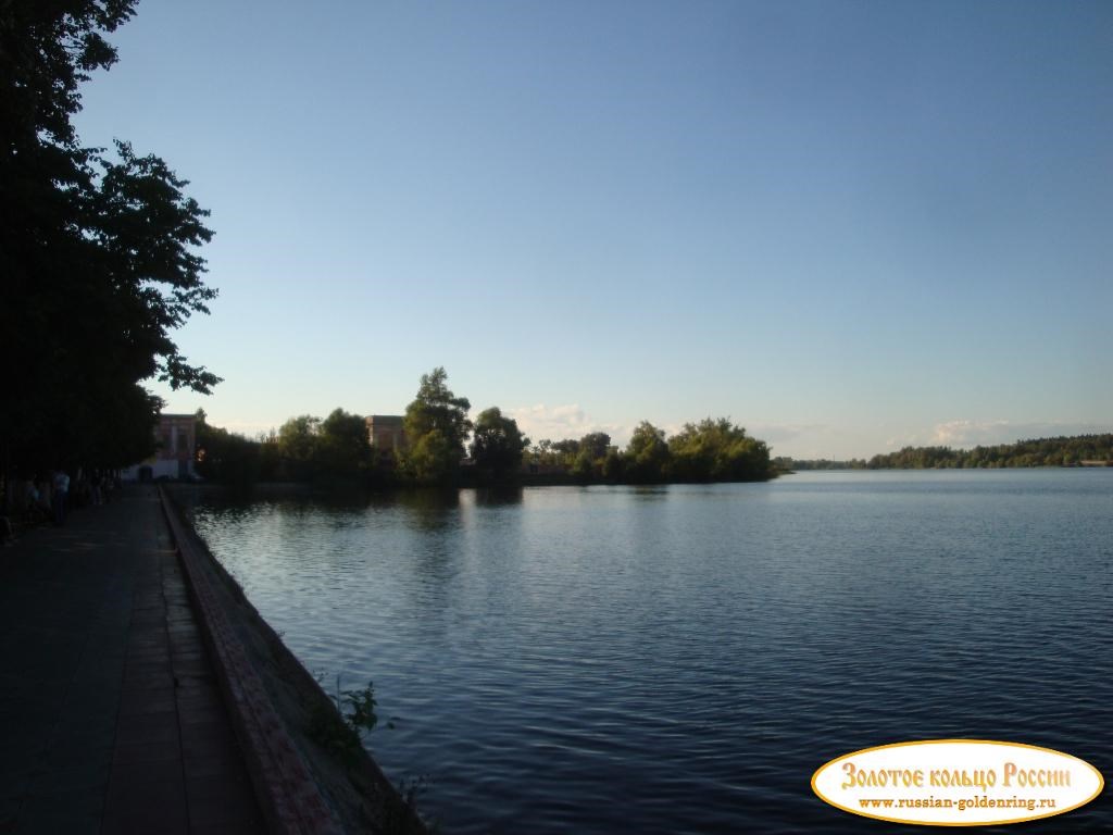 Парк на набережной. Водохранилище