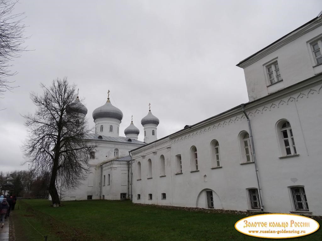 Юрьев мужской монастырь. Архимандритский корпус и Спасская церковь