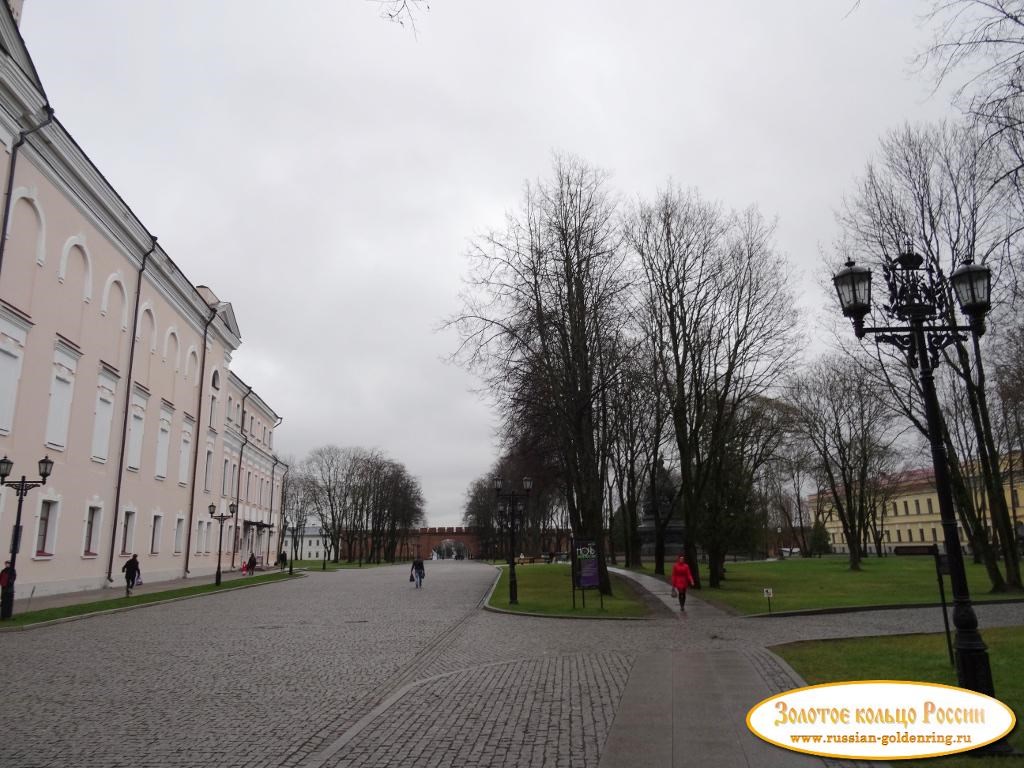 Новгородский Детинец (кремль). Центральная аллея