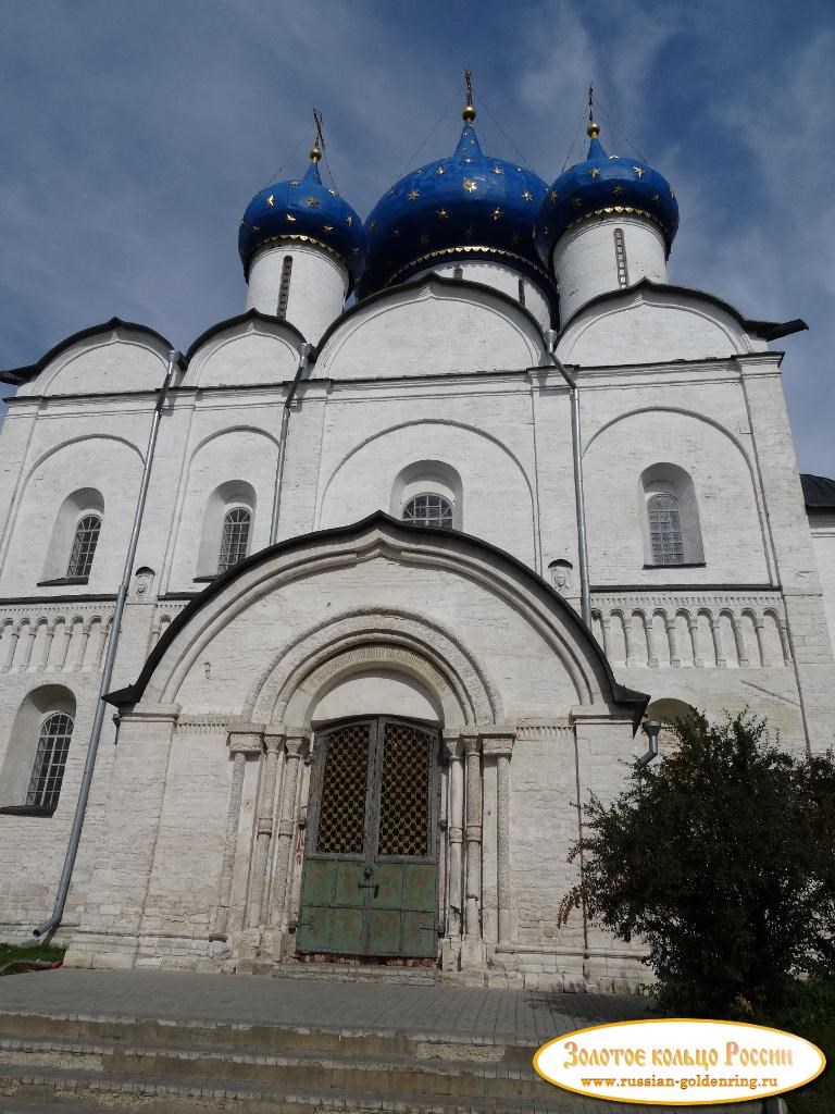 Суздальский Кремль. Центральный вход в собор