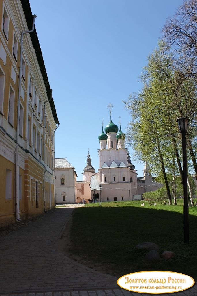 Ростовский Кремль. Возле Митрополичьих палат