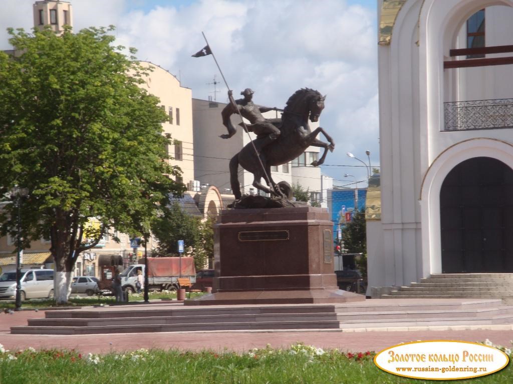 Памятник Георгию Победоносцу. Вид сбоку