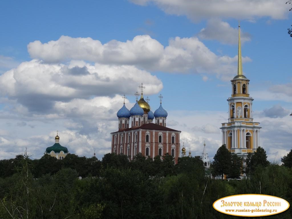 Набережная реки Трубеж. Вид на кремль со стороны Преображенской церкви