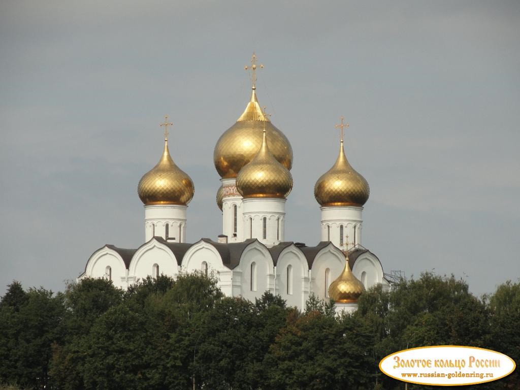 Парк фонтанов. Купола Успенского собора