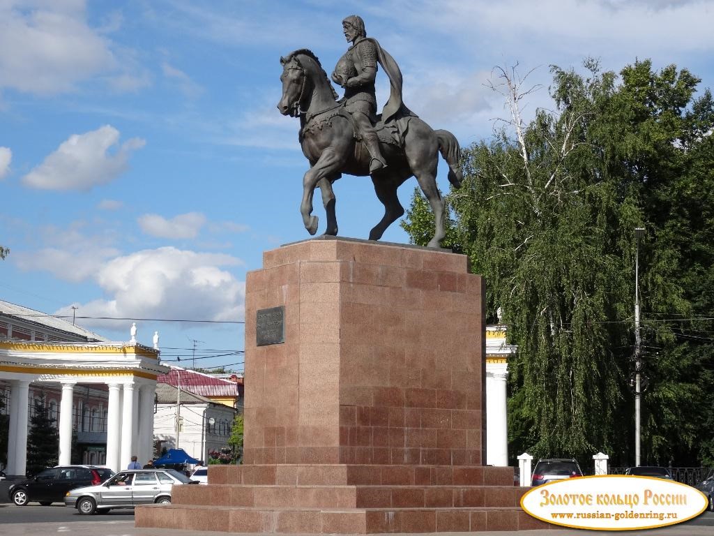 Соборная площадь. Памятник Олегу Рязанскому