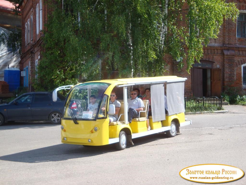 Центральная площадь. Туристический электробус