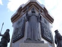 Достопримечательности Ярославля. Памятник 1000-летию Ярославля. Скульптура священника