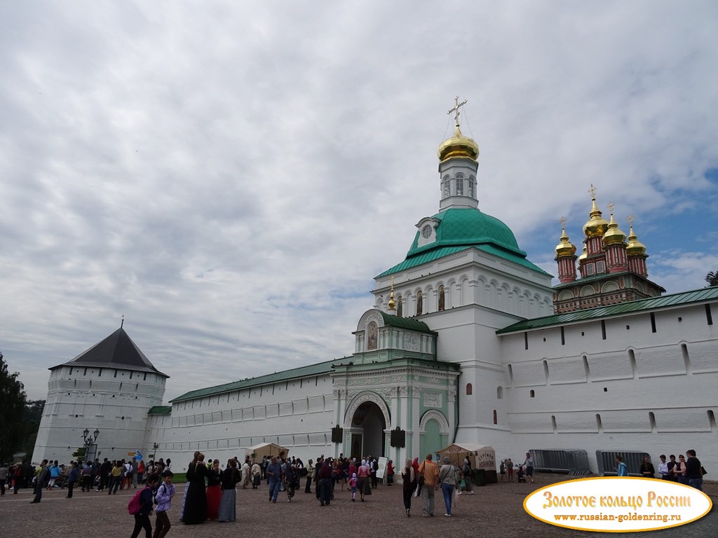 Свято-Троицкая Сергиева лавра. Красная воротная и Пятницкая башни