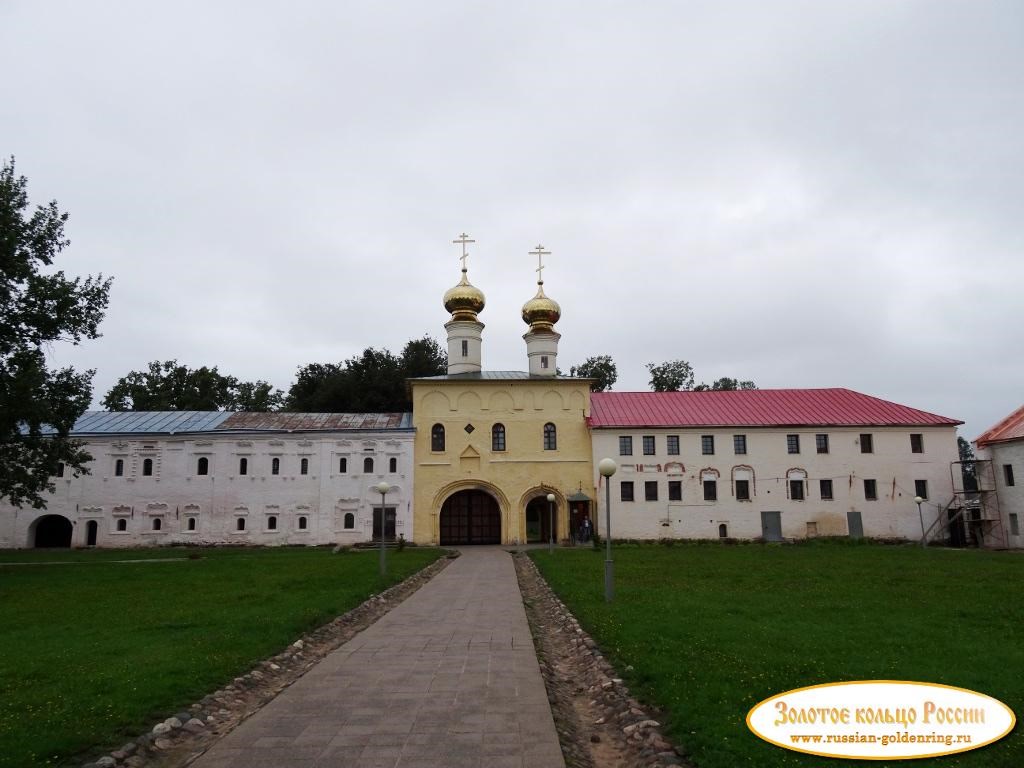 Богородичный Тихвинский Успенский монастырь. Внутренний двор