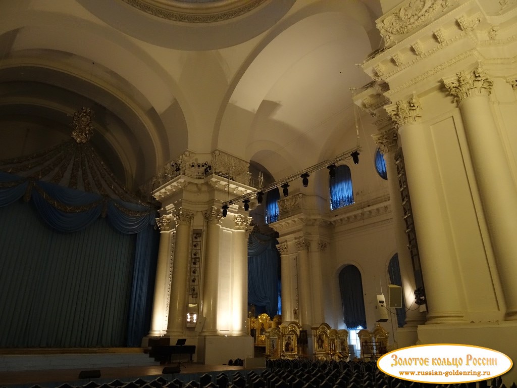 Смольный монастырь. Интерьер собора