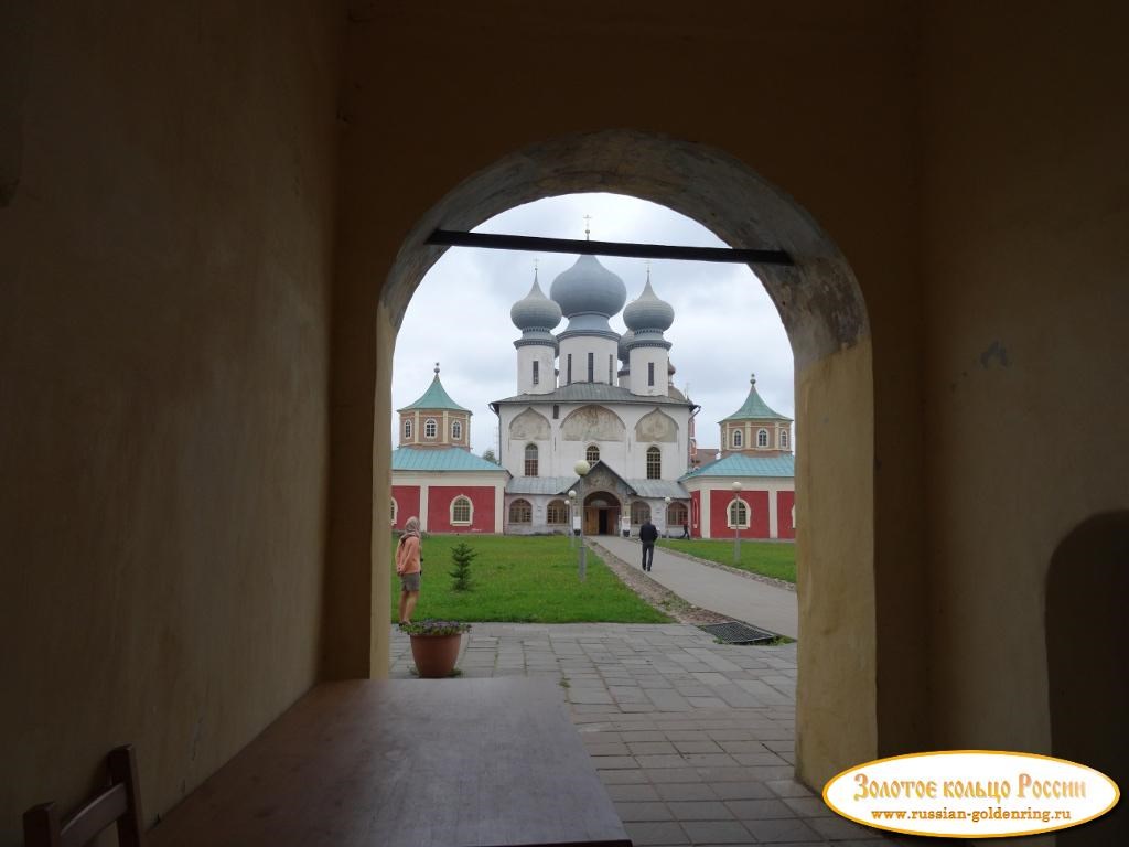 Богородичный Тихвинский Успенский монастырь. Арка Святых ворот