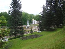 Достопримечательности Санкт-Петербурга. Фонтаны Петергофа. Вид на Нижний парк со стороны Большого дворца