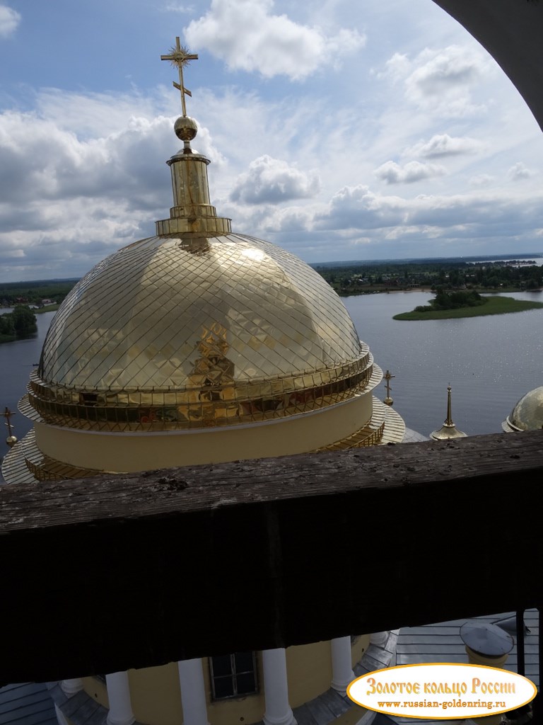 Нило-Столобенская пустынь (Нилова пустынь). Вид на купол с третьего яруса колокольни