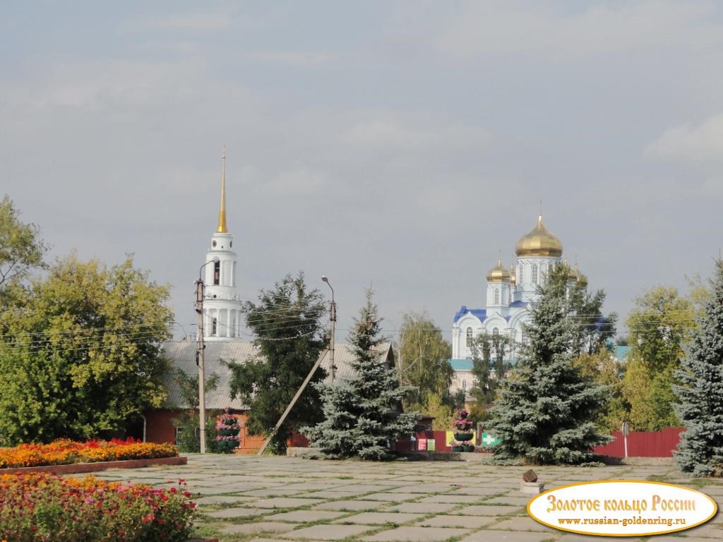 Центральная площадь. Вид на Рождество-Богородицкий монастырь