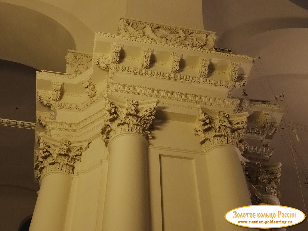 Смольный монастырь. Массивная колонна
