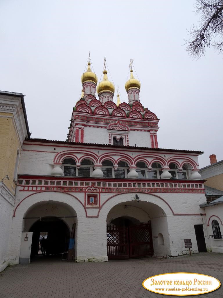 Иосифо-Волоцкий монастырь. Надвратная церковь Петра и Павла