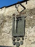 Достопримечательности Пскова. Кремль (Кром). Увеличенная копия меча и щита князя Довмонта