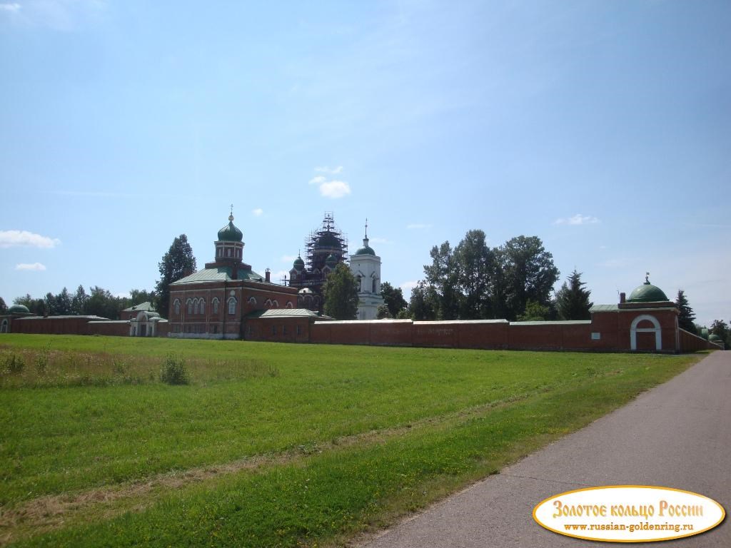 Спасо-Бородинский монастырь. Вид со стороны дороги