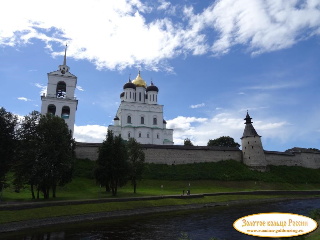 Набережная реки Псковы. Псковский кремль