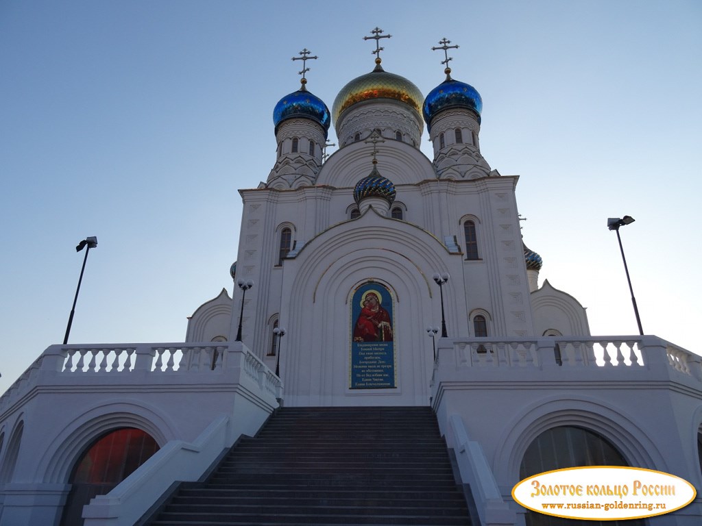 Владимирский собор в Лисках. Центральная лестница