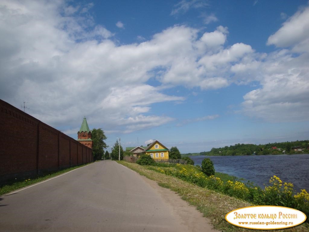Никольский мужской монастырь. Набережная реки Волхов