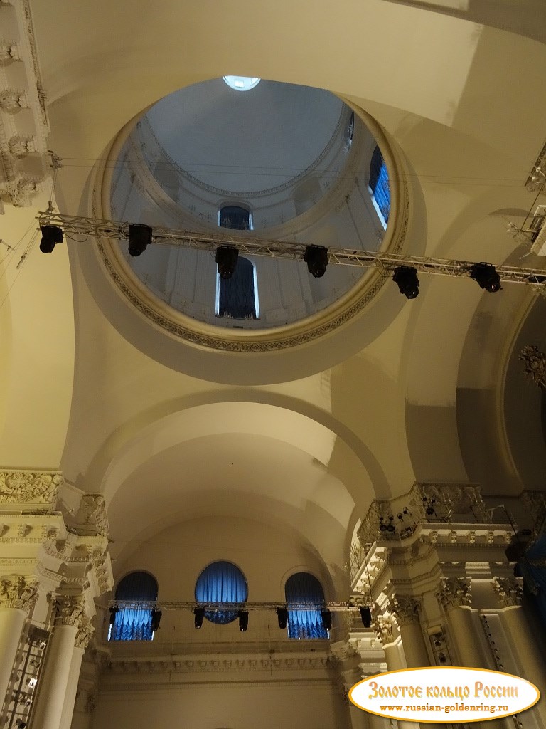 Смольный монастырь. Под куполом