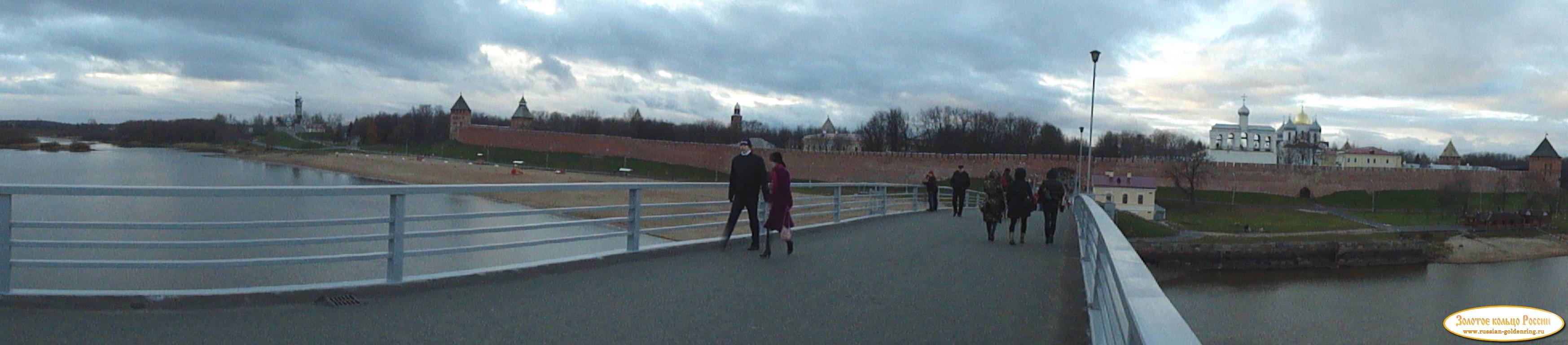 Пешеходный мост через Волхов (Горбатый мост). Панорама кремля