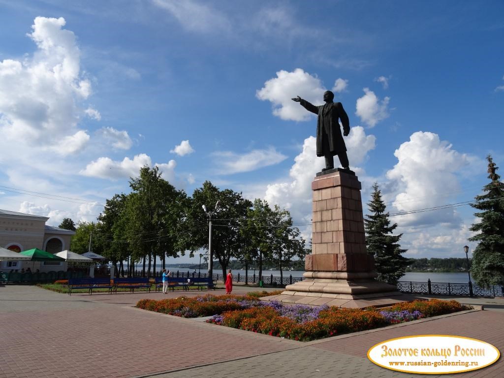 Волжский бульвар. Памятник Ленину