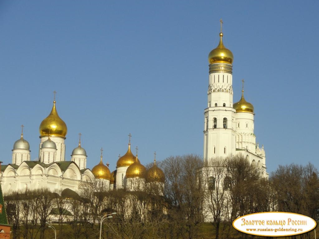 Московский кремль. Ивановская колокольня в окружении церквей