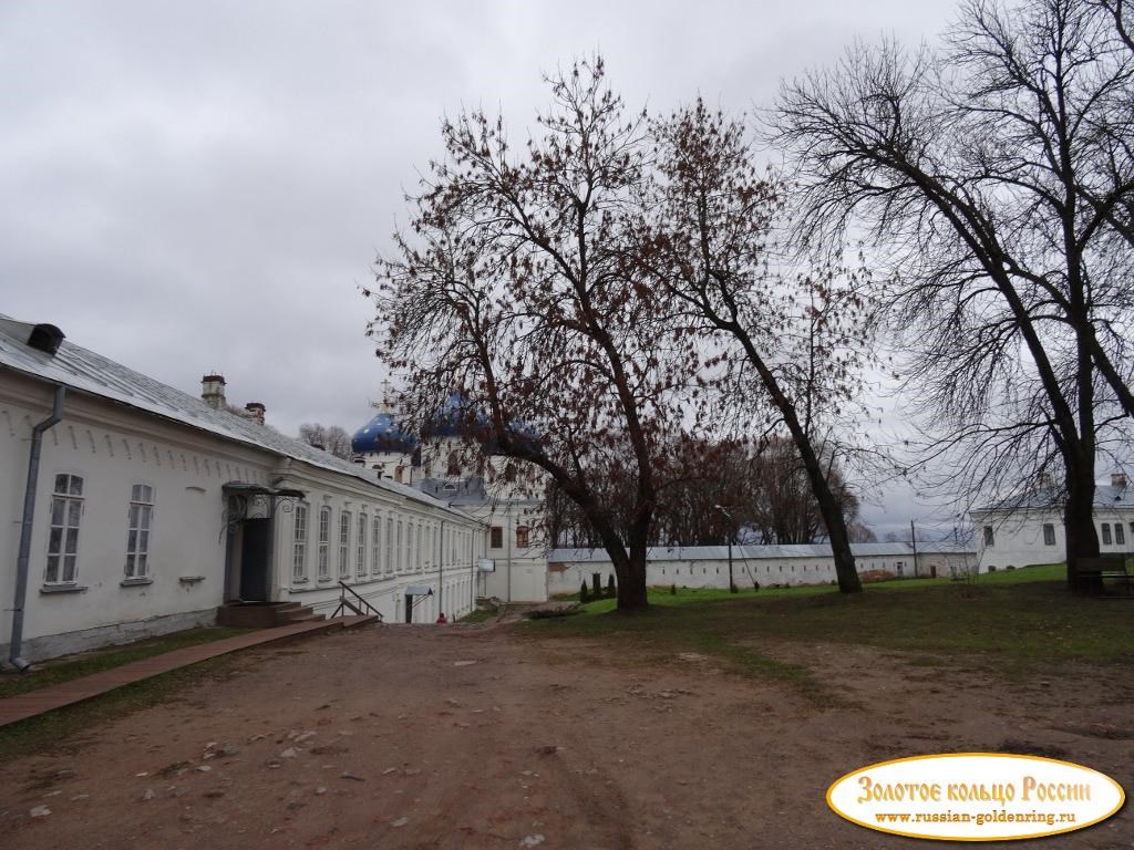 Юрьев мужской монастырь. Возле братского корпуса