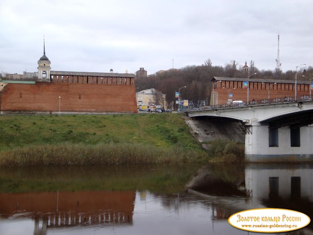 Река Днепр. Вид с правого берега на северную часть стены