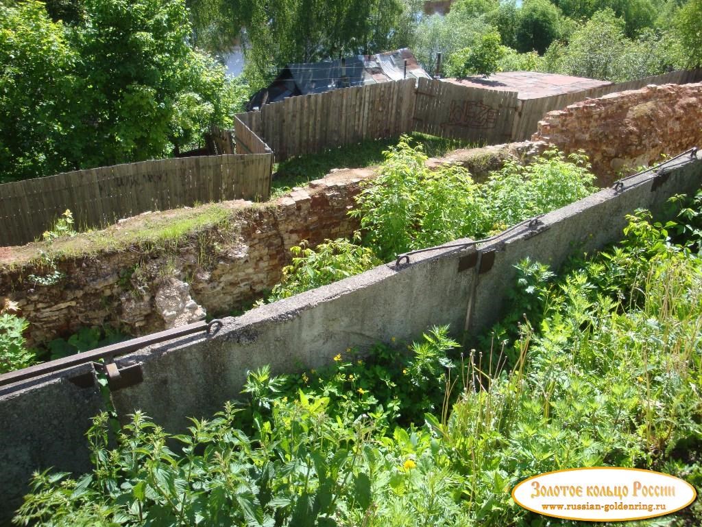 Борисоглебский монастырь. Разрушенные стены