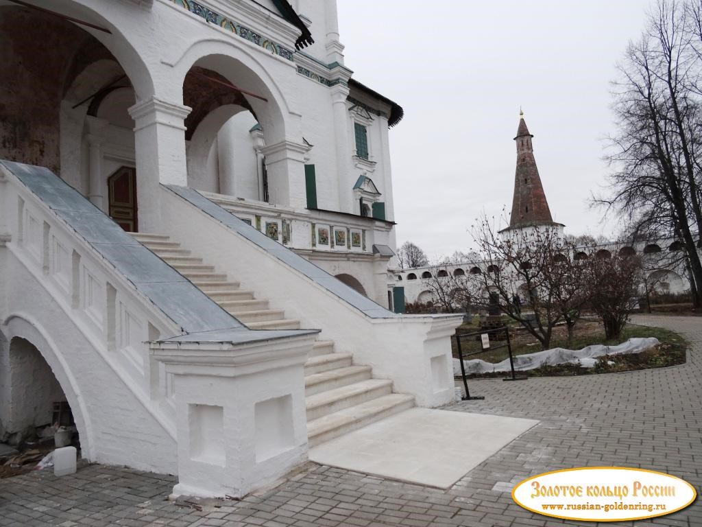 Иосифо-Волоцкий монастырь. Крыльцо собора