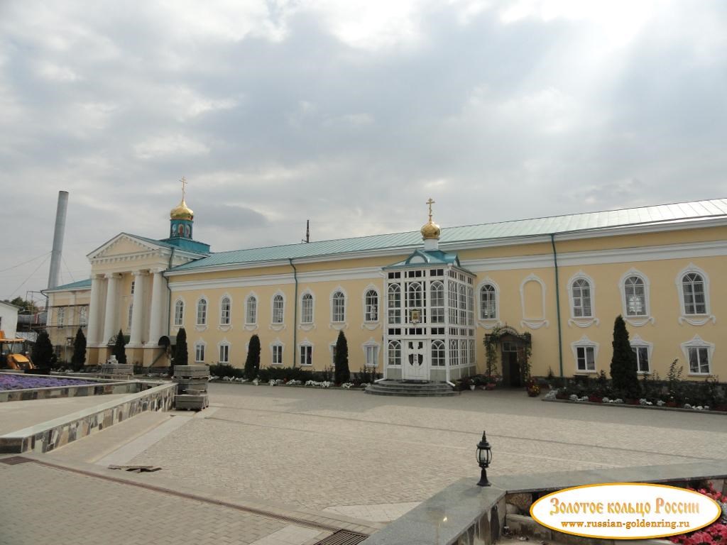 Задонский Рождество-Богородицкий мужской монастырь. Трапезный корпус с церковью Вознесения