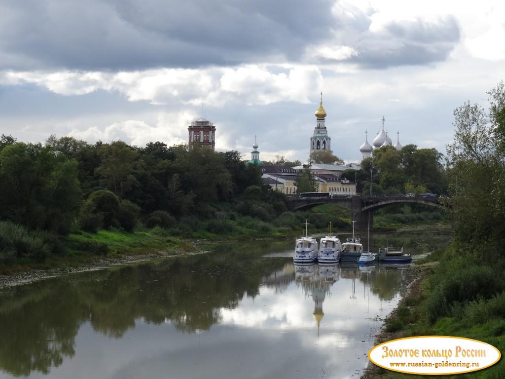 Красный мост (пешеходный). Вид на исторический центр города