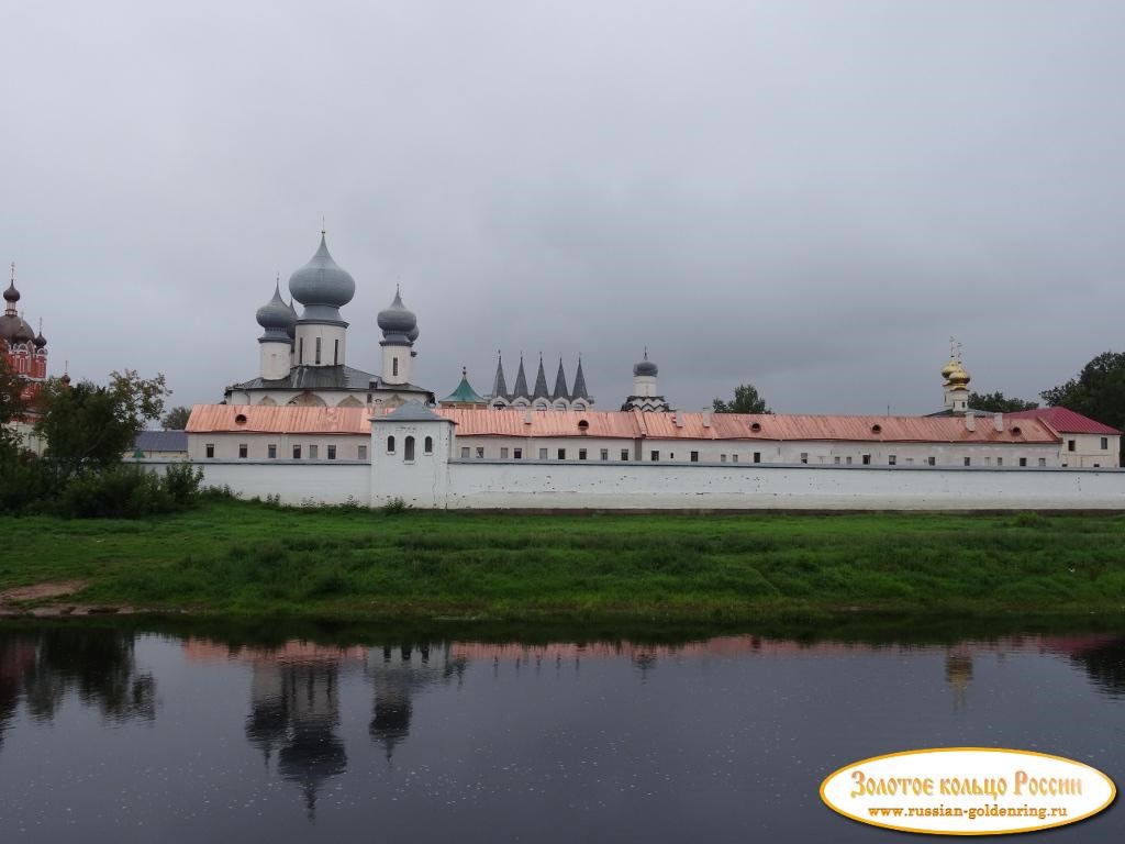 Богородичный Тихвинский Успенский монастырь. Вид с улицы Римского-Корсакова