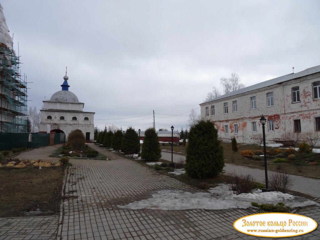 Ферапонтов Лужецкий Можайский монастырь. Центральная аллея