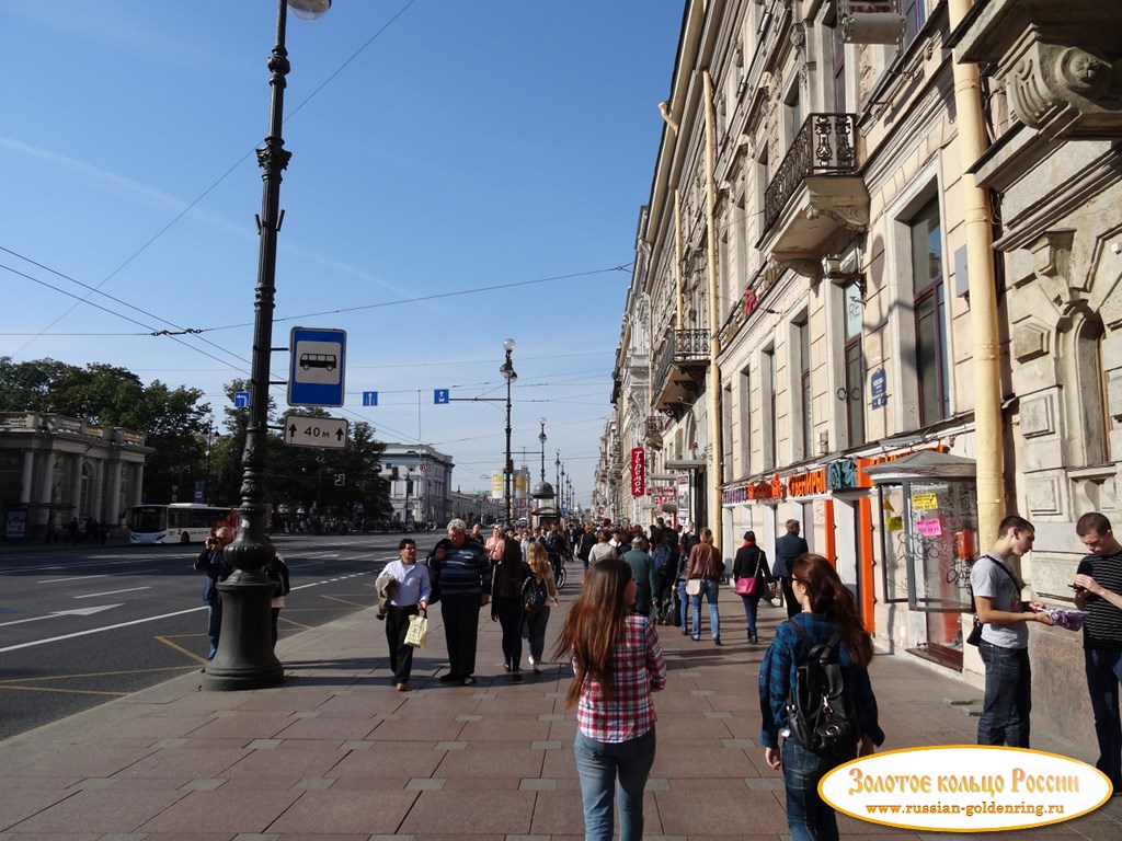 Невский проспект. Возле станции метро 