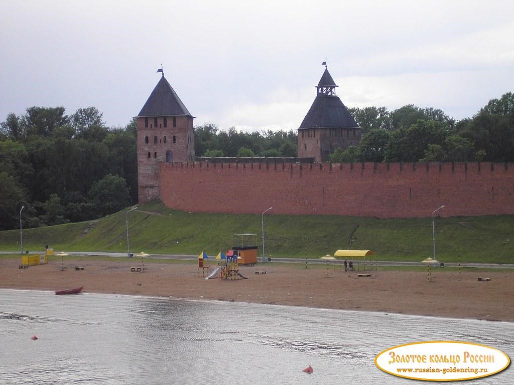 Новгородский Детинец (кремль). Дворцовая и Спасская башни