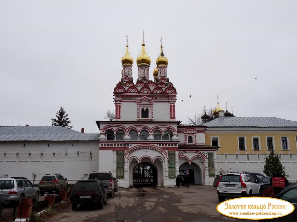 Иосифо-Волоцкий монастырь. Надвратная церковь Петра и Павла